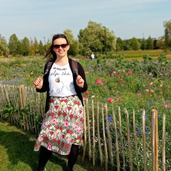 ich vor einer Blumenwiese